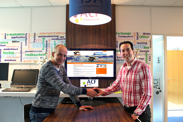 Cees Tuytel (links), directeur Alstro Media overhandigt de muis aan Mark Dieleman, algemeen voorzitter ZIGNEA.